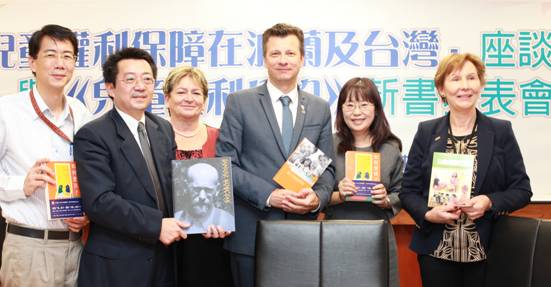 CRC新書發表團體照1